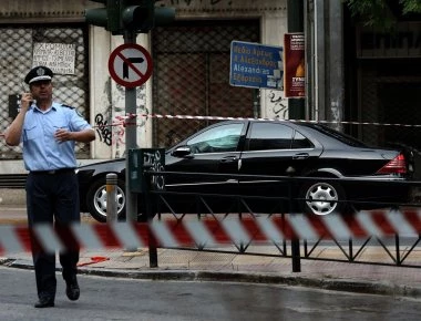 Έκρηξη στο Κολωνάκι: Τον αστυνομικό και τον νεωκόρο που τραυματίστηκαν συνάντησε ο πρωτοσύγκελος της Αρχιεπισκοπής